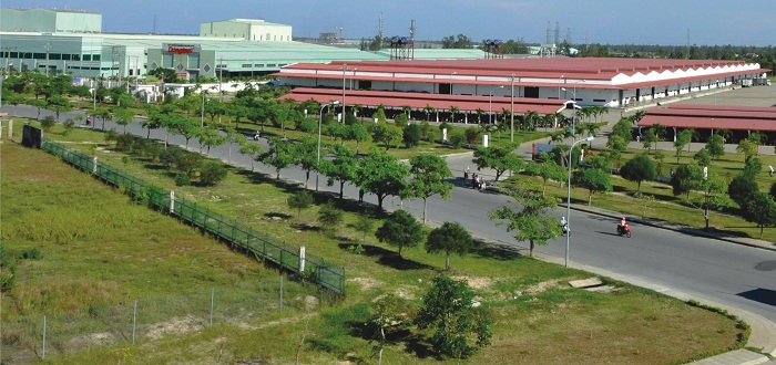 Thi-cong-cay-xanh-canh-quan -khu-cong-nghiep.1 jpg